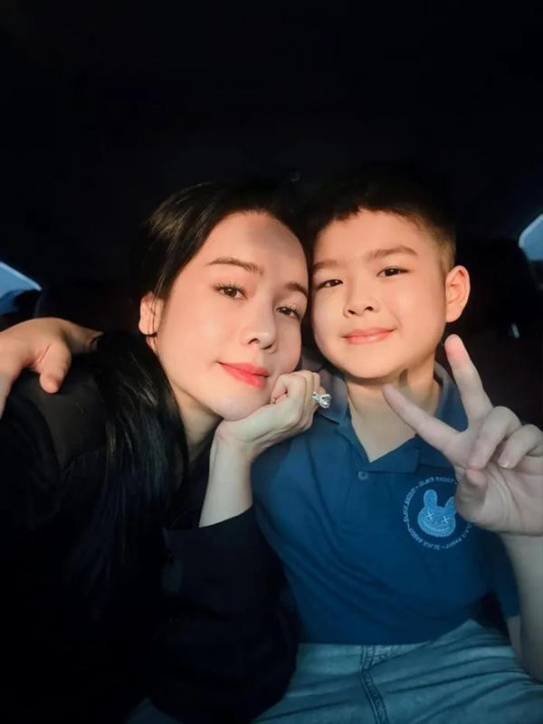 Nhật Kim Anh kết hôn với một doanh nhân năm 2014 và chia tay tháng 6/2019, con trai ở với bố. Năm 2022, sau thời gian tranh chấp quyền nuôi con, cô thống nhất để con tiếp tục sống cùng chồng cũ để tránh gây xáo trộn về tâm lý cho con. Gần đây, cô chia sẻ khoảnh khắc hạnh phúc bên con trai Bửu Long trên trang cá nhân. Nữ ca sĩ bày tỏ: "Bên cạnh con trai cưng lúc nào cũng thấy nhẹ nhàng!". Trong hình ảnh được chia sẻ, Nhật Kim Anh khoe hình ảnh xinh đẹp, thần thái rạng rỡ bên cạnh con trai.