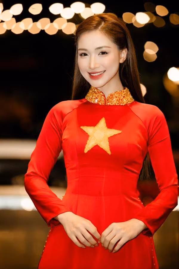  Nguyễn Thị Hòa (sinh năm 1995), thường được biết đến với nghệ danh Hòa Minzy, là ca sĩ, MC và diễn viên nổi tiếng. Tham gia Học viện ngôi sao 2014, Hòa Minzy gây ấn tượng với khả năng ca hát, nhảy múa và biến đổi phong cách. Vượt qua nhiều đối thủ nặng ký, cô giành ngôi quán quân. 10 năm hoạt động âm nhạc, cô có các bài hit như: Rời bỏ, Không thể cùng nhau suốt kiếp, Thị Mầu... 