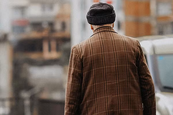 Ong noi den tham chau, khoc truoc hanh dong cua con dau cu