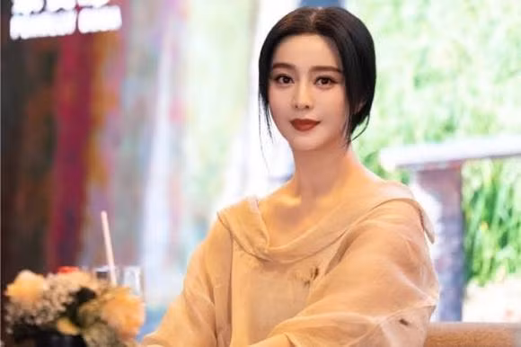 Thậm chí, trong nhiều năm trước, diễn viên Phạm Băng Băng không ít lần được các trang báo, tạp chí và khán giả bình chọn là ngôi sao sở hữu nhan sắc hàng đầu của làng giải trí Trung Quốc. Ngoài ra, cô còn là bà chủ của các công ty giải trí và là gương mặt có ảnh hưởng trong lĩnh vực thời trang tại châu Á.