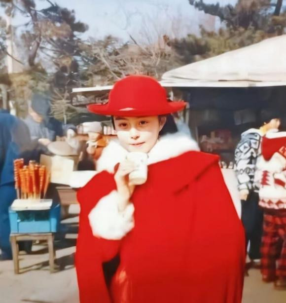 br/> Mặt khác, phải thừa nhận rằng Phạm Băng Băng có ngoại hình đẹp tự nhiên. Vẻ đẹp này dường như là một món quà của cuộc sống, và nó đã ở bên cô ngay từ khi cô mới sinh ra. Mới đây, bộ ảnh Phạm Băng Băng khi cô mới 12, 13 tuổi bị lộ ra ngoài đã khiến nhiều người xuýt xoa. Không chỉ vậy, câu chuyện cô trở thành tâm điểm chú ý của các bạn học cũng ngay lập tức gây xôn xao mạng xã hội.