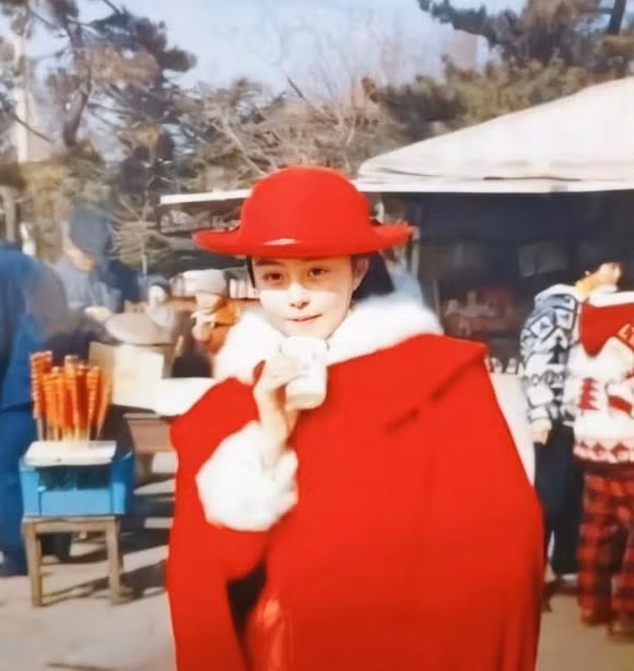 br/> Mặt khác, phải thừa nhận rằng Phạm Băng Băng có ngoại hình đẹp tự nhiên. Vẻ đẹp này dường như là một món quà của cuộc sống, và nó đã ở bên cô ngay từ khi cô mới sinh ra. Mới đây, bộ ảnh Phạm Băng Băng khi cô mới 12, 13 tuổi bị lộ ra ngoài đã khiến nhiều người xuýt xoa. Không chỉ vậy, câu chuyện cô trở thành tâm điểm chú ý của các bạn học cũng ngay lập tức gây xôn xao mạng xã hội.