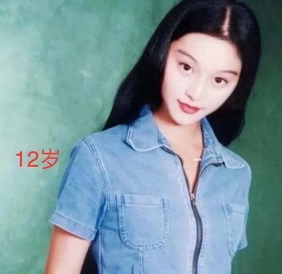 Trong ảnh, khuôn mặt của Phạm Băng Băng tràn đầy sức sống tươi trẻ. Một số cư dân mạng bình luận: "Phạm Băng Băng từ nhỏ đã xinh đẹp như vậy, cô xứng đáng là mỹ nhân số một làng giải trí", "Nhan sắc của cô đẹp đến mức không lỗi thời, cho dù bạn xem bao nhiêu bộ phim trước đó và so sánh với tiêu chuẩn hiện tại thì nhan sắc của cô ấy vẫn on top thậm chí phải nói là tiêu chuẩn hiện tại vẫn không đuổi kịp theo nhan sắc của cô trước đó luôn".