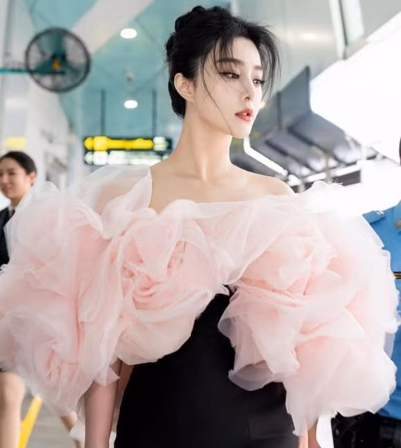  Phạm Băng Băng từng là ngôi sao hàng đầu của làng giải trí Trung Quốc, là nhan sắc hiếm có của châu Á nổi danh trên thế giới. Cô được gọi là "nữ hoàng thảm đỏ" vì mỗi lần xuất hiện ở các sự kiện cô đều nổi bật với vẻ ngoài tuyệt sắc cùng thần thái sang trọng, trang phục được đầu tư chỉn chu, lộng lẫy.