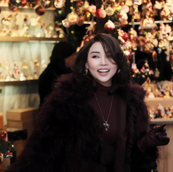 Đặc biệt, thần thái của người đẹp cũng trông tươi tắn, rạng rỡ hết nấc.