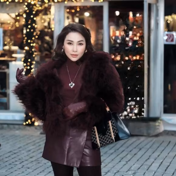 Có thể thấy, dù mới trải qua kỳ sinh nở cách đây chưa lâu nhưng người mẫu Quỳnh Thư đã sở hữu body thon gọn không một chút mỡ thừa.