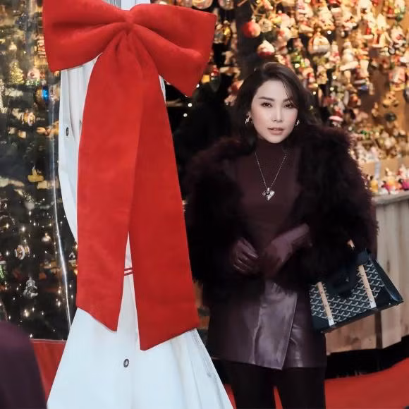 Bên cạnh đó, nhan sắc ngày một thăng hạng của mẹ bỉm cũng nhanh chóng gây chú ý.