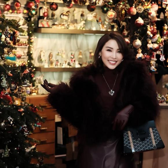 Mới đây, trên trang cá nhân, Quỳnh Thư đã đăng tải loạt ảnh gây chú ý. Theo đó, người đẹp đã khiến cộng đồng mạng "dậy sóng" khi nhanh chóng lấy lại vóc dáng nuột nà.