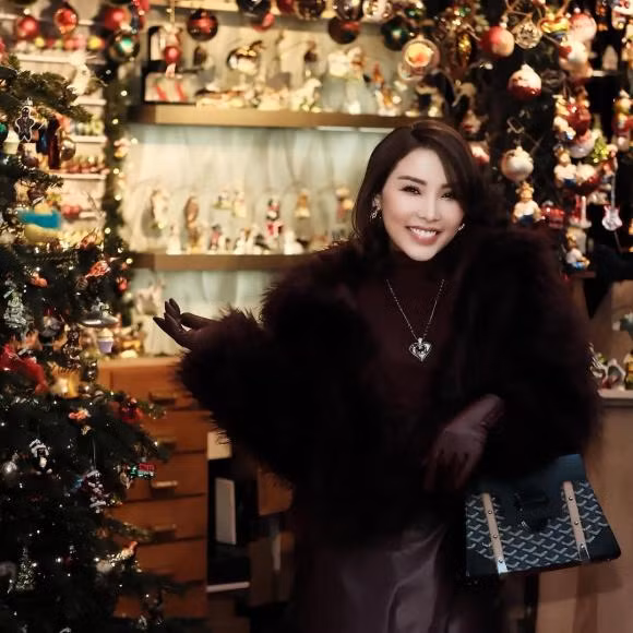 Mới đây, trên trang cá nhân, Quỳnh Thư đã đăng tải loạt ảnh gây chú ý. Theo đó, người đẹp đã khiến cộng đồng mạng "dậy sóng" khi nhanh chóng lấy lại vóc dáng nuột nà.