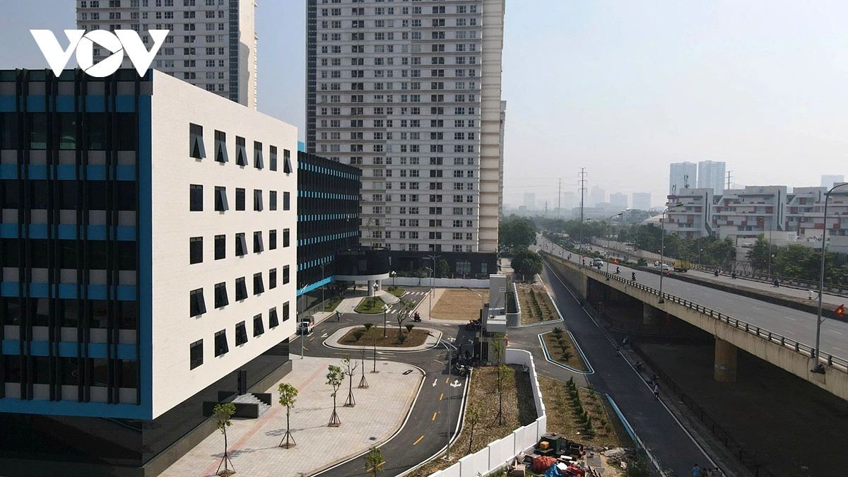 Viện Nhi Hà Nội giai đoạn 1 mới được hoàn thành nằm trên phường Yên Nghĩa (quận Hà Đông) quy mô 300 giường bệnh Bệnh viện có 24 khoa, phòng, trong đó có 8 phòng chức năng và 16 khoa chuyên môn: 11 khoa lâm sàng và 5 khoa cận lâm sàng, dự kiến đáp ứng tất cả các chuyên khoa sâu trong lĩnh vực nhi khoa, từ nội khoa đến ngoại khoa