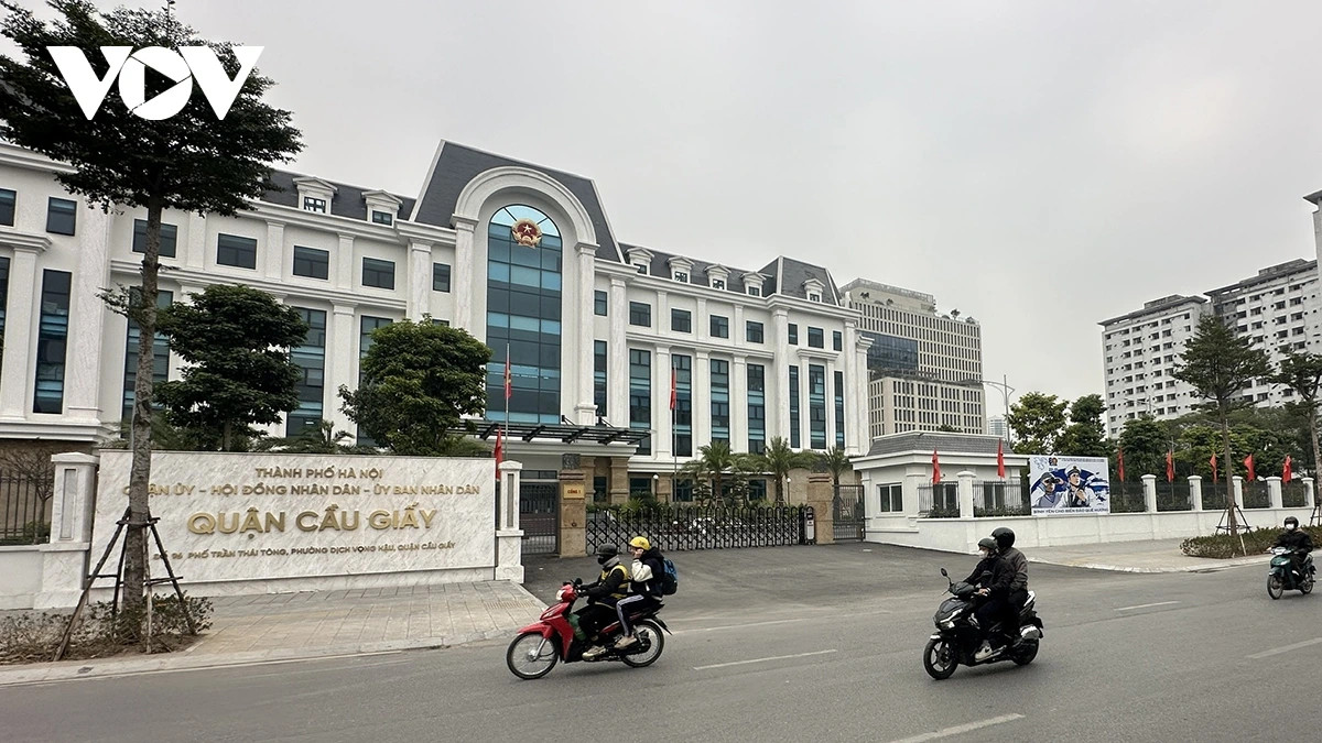 Trụ sở làm việc mới của Quận ủy - HĐND - UBND quận tại địa chỉ 96 Trần Thái Tông được TP Hà Nội xây dựng nhằm đáp ứng yêu cầu hiện đại hóa nền hành chính, tổng mức đầu tư hơn 434 tỷ đồng. Công trình bao gồm 185 phòng chức năng, phục vụ 603 cán bộ, công chức, viên chức. Hai nhà hội trường với sức chứa 545 người và 9 phòng họp trực tuyến phục vụ công tác lãnh đạo, chỉ đạo, điều hành. Khu vực tiếp nhận và trả hồ sơ hành chính cùng Chi nhánh Văn phòng Đăng ký đất đai được trang bị đầy đủ cơ sở vật chất hiện đại, góp phần nâng cao chất lượng phục vụ nhân dân.