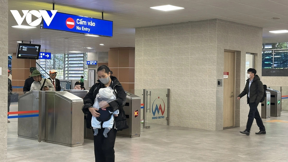 Với chiều dài hơn 12,5 km, đoạn trên cao dài 8,5 km từ Nhổn đến Cầu Giấy đã chính thức khai thác thương mại từ 8h ngày 8/8/2024. Sau 3 tháng vận hành, khai thác thương mại, từng bước hình thành thói quen mới trong giao thông công cộng của Thủ đô.