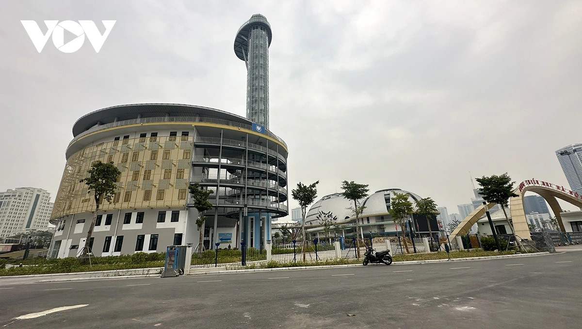 Cung Thiếu nhi được thiết kế gồm tháp thiên văn, bể bơi bốn mùa, nhà hát, rạp chiếu phim, nhà thi đấu... tạo thành một tổ hợp văn hóa, thể thao cho thiếu nhi Thủ đô.