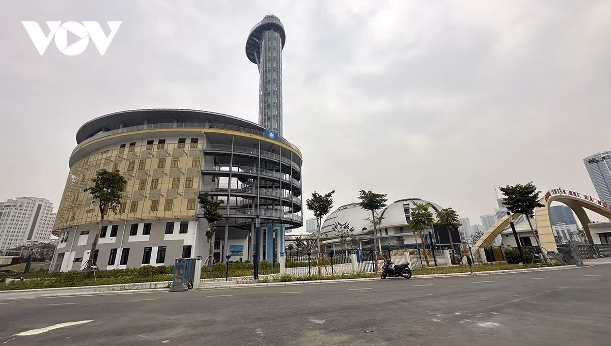 Cung Thiếu nhi được thiết kế gồm tháp thiên văn, bể bơi bốn mùa, nhà hát, rạp chiếu phim, nhà thi đấu... tạo thành một tổ hợp văn hóa, thể thao cho thiếu nhi Thủ đô.