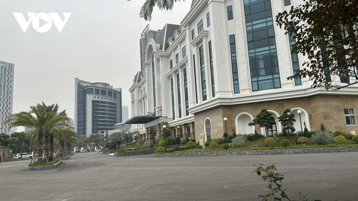 Hạ tầng kỹ thuật và cảnh quan của trụ sở đồng bộ hệ thống điện năng lượng mặt trời, cây xanh, thảm cỏ, đường nội bộ, và nhiều hạng mục phụ trợ khác.