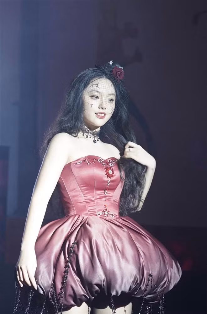 Suti hiện theo học tại một trường quốc tế ở TPHCM. Cô bé yêu thích thời trang và từng tự may đầm đẹp mắt để tham dự sự kiện của trường.