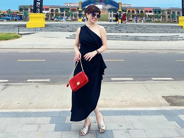 một hình ảnh khác, NSND Ngọc Huyền diện đầm lệch vai gợi cảm mà vẫn tinh tế.