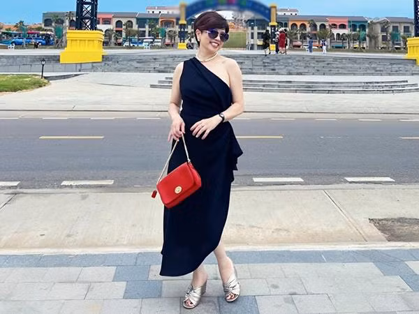 Ở một hình ảnh khác, NSND Ngọc Huyền diện đầm lệch vai gợi cảm mà vẫn tinh tế.