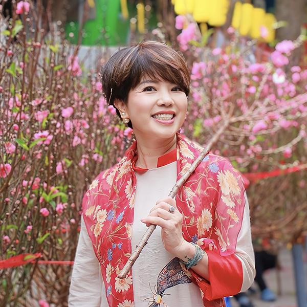 u thời trang đời thực "hack tuổi" của nghệ sĩ Ngọc Huyền đã giúp chị ngày càng trẻ đẹp trong mắt công chúng.