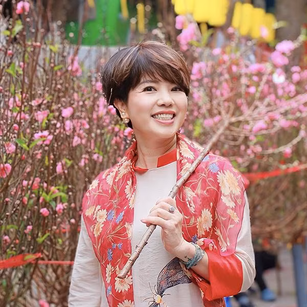 Gu thời trang đời thực "hack tuổi" của nghệ sĩ Ngọc Huyền đã giúp chị ngày càng trẻ đẹp trong mắt công chúng.