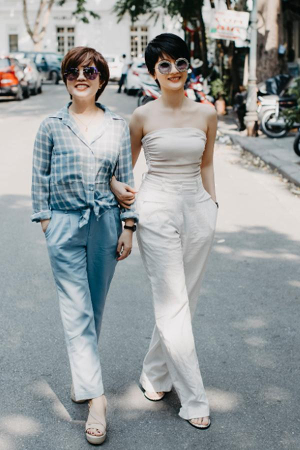hi chị chụp hình cùng con gái Huyền Trang, nữ nghệ sĩ phối đồ như thanh niên với áo kẻ caro và quần jeans khỏe khoắn.