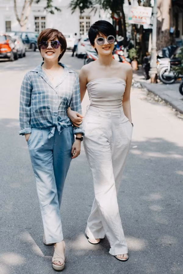 Khi chị chụp hình cùng con gái Huyền Trang, nữ nghệ sĩ phối đồ như thanh niên với áo kẻ caro và quần jeans khỏe khoắn.
