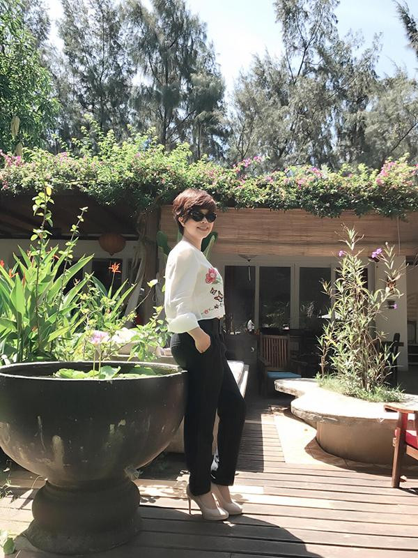 ó lúc nữ nghệ sĩ gạo cội lại giản dị với áo sơ mi và quần kaki phối cùng giày cao gót.