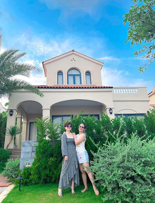 rong một lần đi nghỉ dưỡng, nữ diễn viên chọn đầm bánh bèo nữ tính gợi cảm, khoe khéo vòng 1.