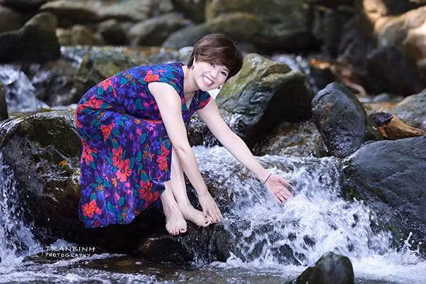 Dù đã ngoài 60 tuổi nhưng chị vẫn giữ được vẻ ngoài "hack tuổi" khiến ai cũng phải dành lời khen.