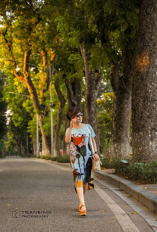 ể được vẻ ngoài trẻ trung như vậy, NSND Ngọc Huyền luôn giữ cho mình một tinh thần thoải mái. Ngoài ra ở đời thực, chị còn chú trọng cách mix đồ. Trong hình ảnh này, nữ nghệ sĩ gạo cội diện đầm liền thân màu xanh có họa tiết màu sắc tương xứng.