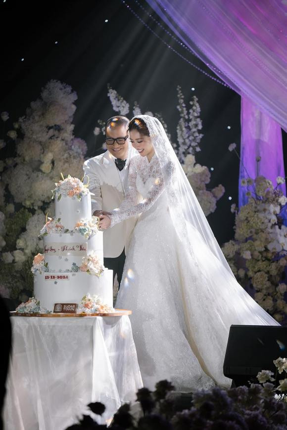 Hoa hau Khanh Van dang anh dau goi bam dap sau dam cuoi