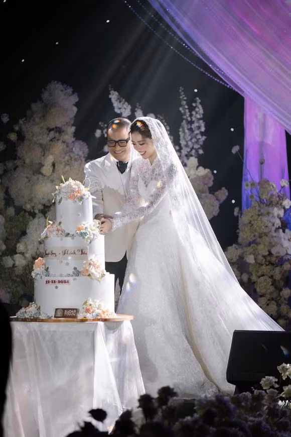 Hoa hau Khanh Van dang anh dau goi bam dap sau dam cuoi