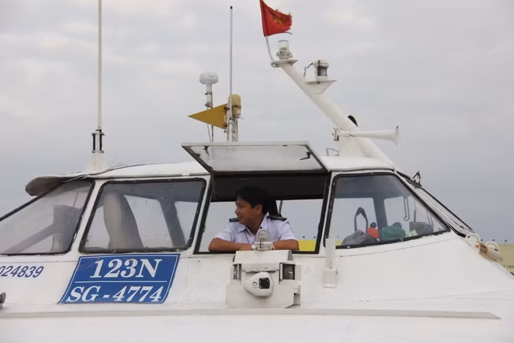 Một tài công cũng như hàng trăm nhân viên 3 hãng tàu cũng không tránh khỏi âu lo vì tàu ngưng hoạt động đúng thời điểm tết, ảnh hưởng lớn đến cuộc sống của họ. Một nhân viên buồn bã than thở: "Sự cố của hãng khác nhưng bây giờ tất cả phải chịu ảnh hưởng. Không biết cuộc sống gia đình tôi sẽ ra sao?".