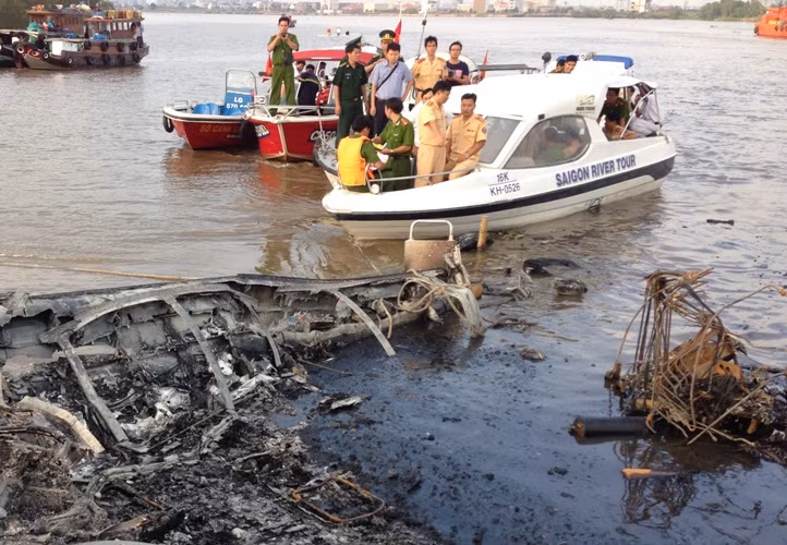 Các đơn vị nghiệp vụ TP HCM vẫn đang khám nghiệm hiện trường, làm rõ nguyên nhân vụ cháy tàu
