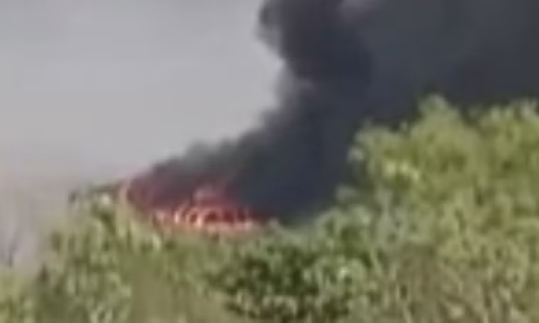 Chị Thủy kể lại, khoảng 12h30 hôm qua, chị đang chèo thuyền bán hàng trên sông thì thấy lửa bao trùm tàu cánh ngầm ở Bạch Đằng