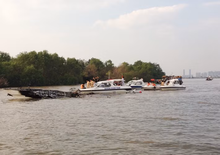 Lực lượng cảnh sát PCCC trên sông, CSGT đường thủy, lực lượng bảo đảm hàng hải, Bộ đội Biên phòng thành phố đã nhanh chóng ứng cứu nên toàn bộ 92 hành khách và thủy thủ đoàn đã được cứu sống