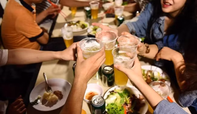 Cuoi nam an tiec nhieu, can uong 3 thu nuoc de ngan tich mo