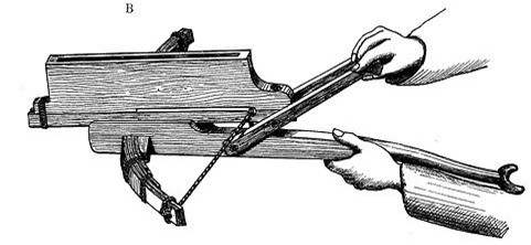 "Liên nỗ" là loại nỏ có hộp nạp tên tự động, tốc độ bắn rất nhanh.