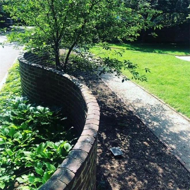 Bức tường sóng xuất hiện lần đầu tiên ở Anh vào thế kỷ 17. Ngày nay, nhiều dạng khác nhau của bức tường sóng có thể được nhìn thấy ở khu vực Cambridgeshire của Phần Lan ở phía đông nước Anh, đây cũng được coi là nguồn gốc của bức tường sóng!