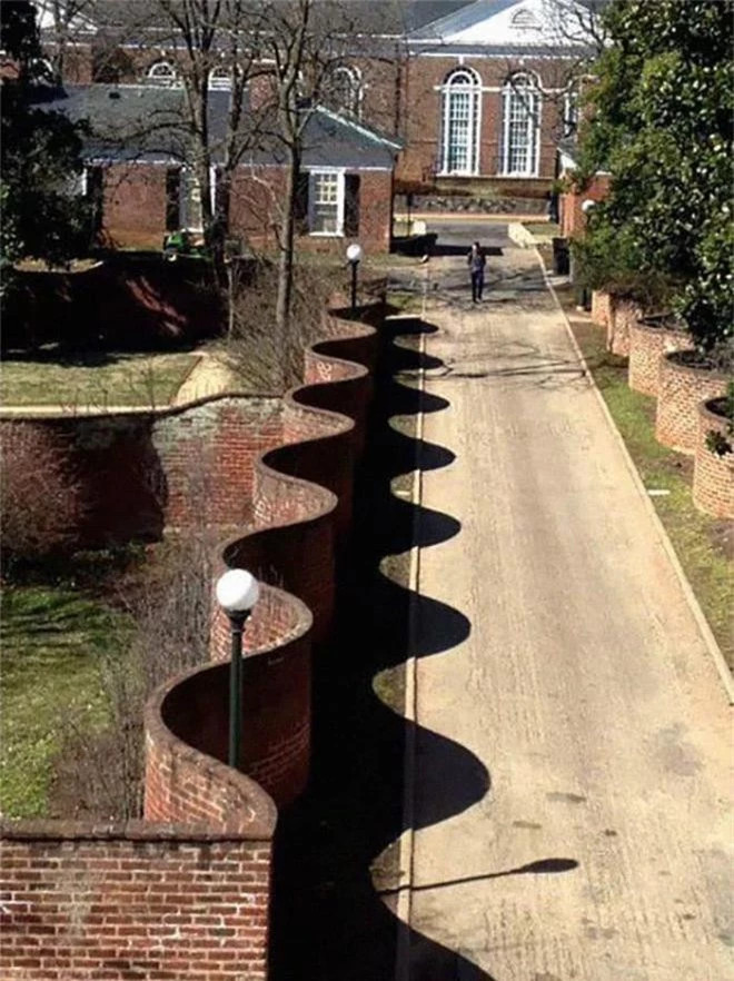 Bức tường ngoằn ngoèo rất thú vị phải không? Nếu có không gian ở quê, hẳn ai cũng muốn xây một bức tường sóng cong như vậy.