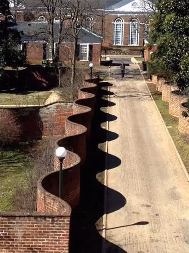 Bức tường ngoằn ngoèo rất thú vị phải không? Nếu có không gian ở quê, hẳn ai cũng muốn xây một bức tường sóng cong như vậy.