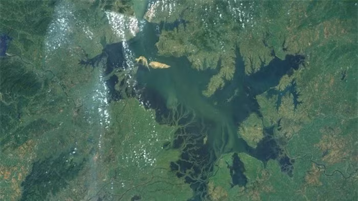  Hồ Bà Dương có chiều dài 173km, chiều rộng tối đa 74km và chu vi bờ lên tới 1.200km. Vào mùa mưa diện tích mặt hồ lên tới 4.000km2, còn vào mùa khô chỉ còn dưới 1.000km2. 