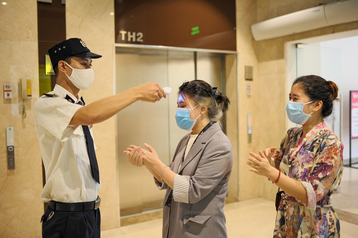 Tất cả khách hàng tới tham quan, mua sắm phải rửa tay bằng dung dịch sát khuẩn, đo thân nhiệt và quét mã QR khai báo y tế ngay tại các lối vào.