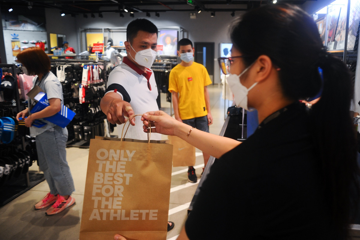 “Cửa hàng bắt đầu chương trình khuyến mãi từ ngày đầu mở cửa nhưng doanh thu vẫn chỉ bằng 30% so với trước đây. Hôm nay cuối tuần thì doanh thu được gần 50 triệu, những ngày vừa rồi còn ít hơn. Trước khi dịch bùng phát, có những ngày doanh thu lên tới 150 triệu” Chị Duyên, nhân viên một cửa hàng thời trang cho biết.