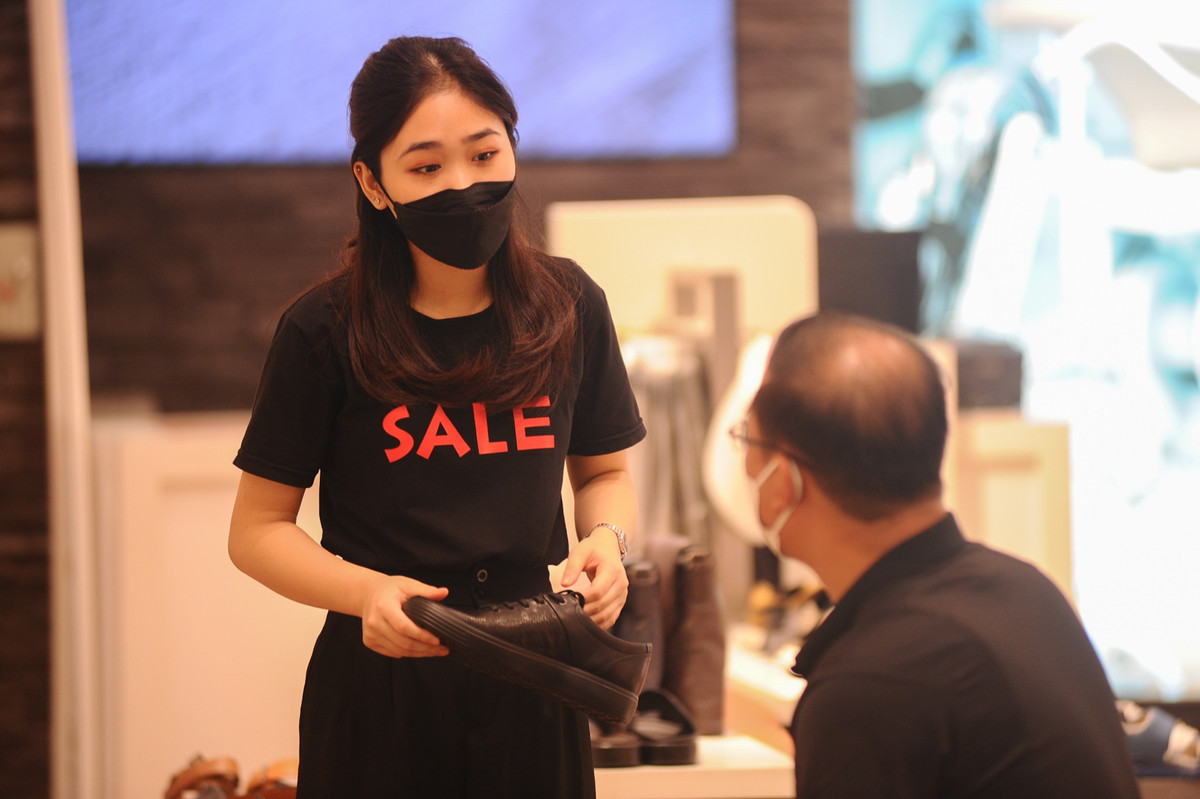 Các cửa hàng sử dụng rất nhiều phương án để thông tin tốt nhất về ưu đãi, thậm chí in lên đồng phục của nhân viên để dễ dàng thu hút khách.