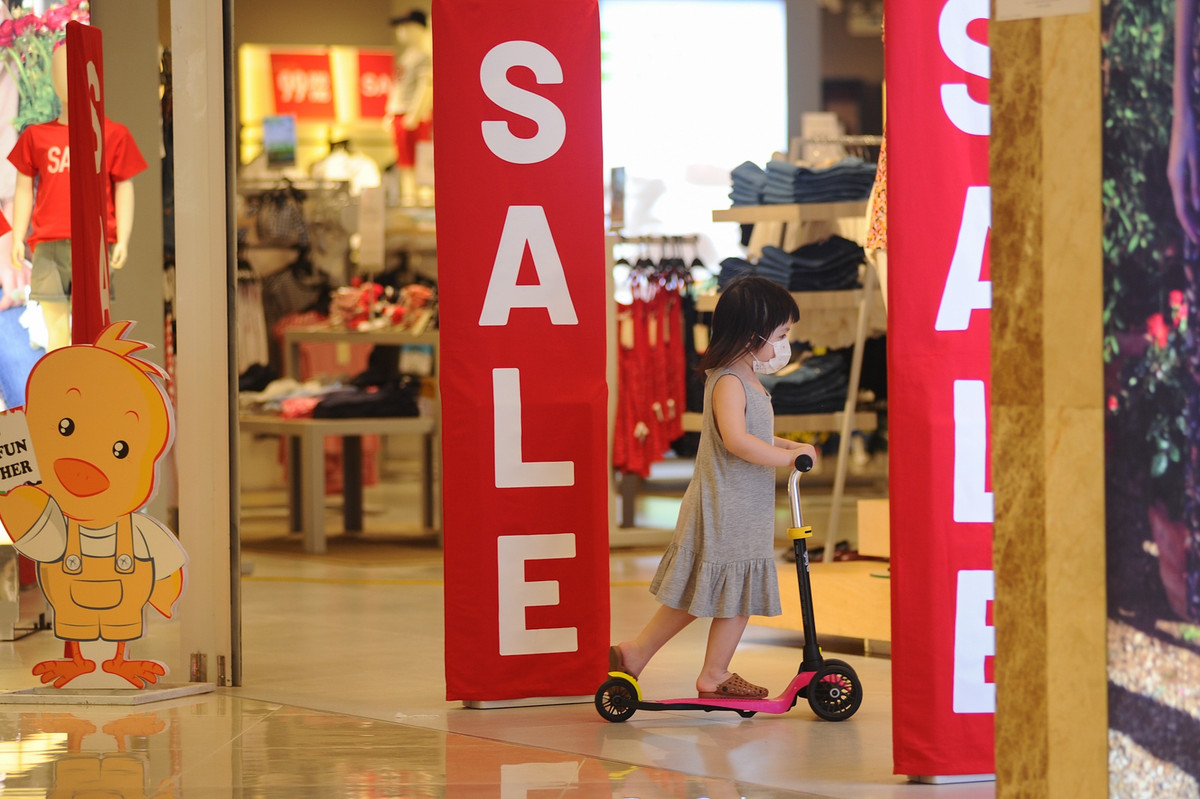 Hàng loạt cửa hàng tại đây đưa ra chác chương trình giảm giá và ưu đãi. Với nhiều kiểu bảng hiệu nổi bật để thu hút sự chú ý của khách hàng.