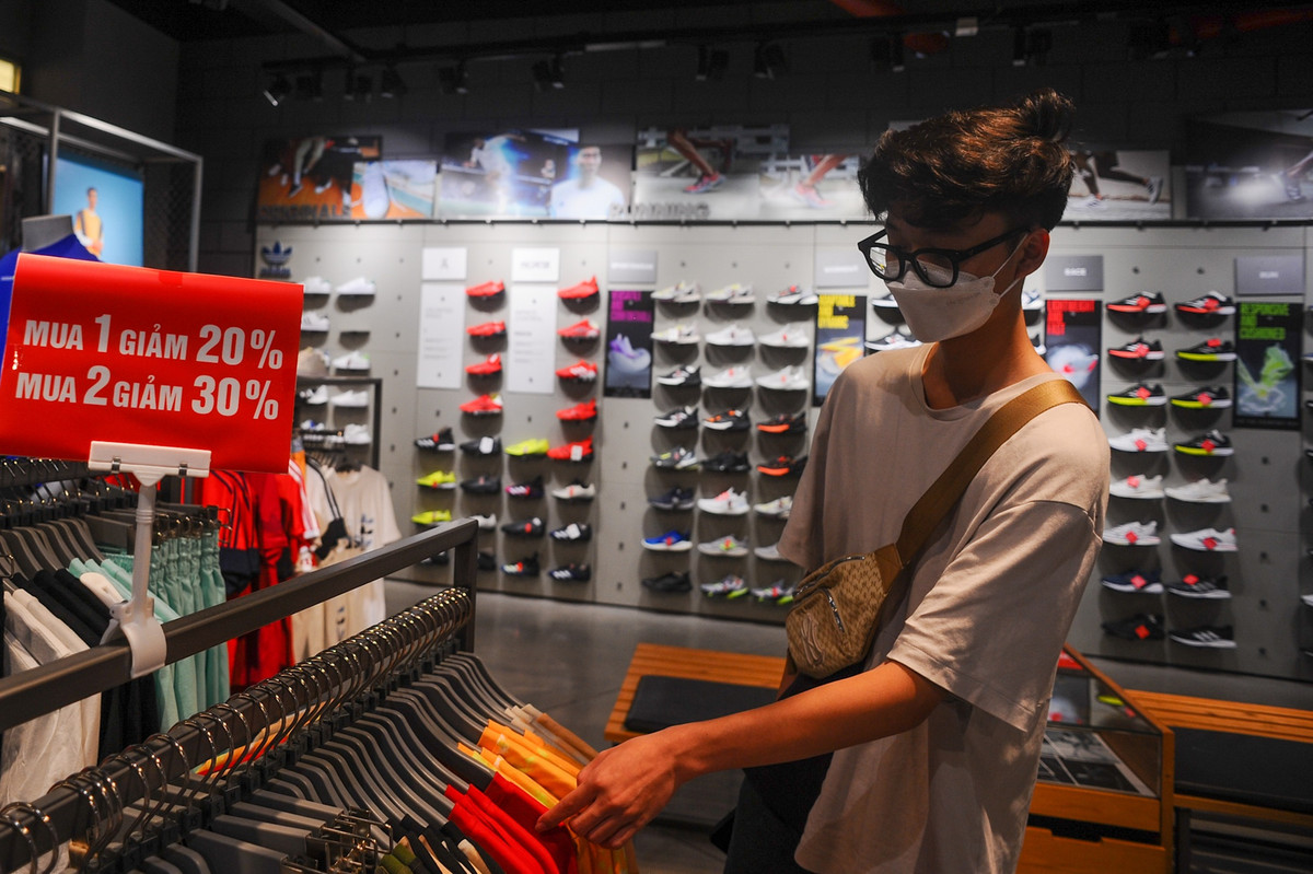 Các gian hàng thời trang đồng loạt đưa ra nhiều chương trình khuyến mãi để thu hút khách tới mua sắm, nhiều mặt hàng được giảm từ 20-50%. "Hôm mình đã đi 2 trung tâm thương mại và thấy nhiều cửa hàng giảm giá, mình bị thu hút bởi các ưu đãi và đã mua cho bản thân cùng các em khá nhiều đồ”, anh Duy (quận Ba Đình) cho biết.