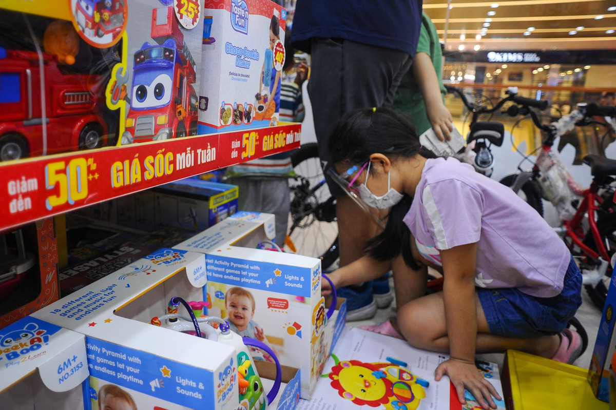 Nhiều em nhỏ thích thú khi được đi trung tâm thương mại mua đồ chơi sau nhiều tháng ở nhà chống dịch. "Sau nhiều tháng ở nhà thì các con mình rất vui khi được ra ngoài, được tham quan các tầng của trung tâm thương và được mua đồ chơi để giải trí sau những giờ học căng thẳng. Trước đây thì mình cũng hay mua đồ chơi cho các con tại đây, hôm nay thực sự bất ngờ vì có ưu đãi nên giá cả rất hợp lý", chị Hiền ở Trung Kính ( quận Cầu Giấy) chia sẻ.