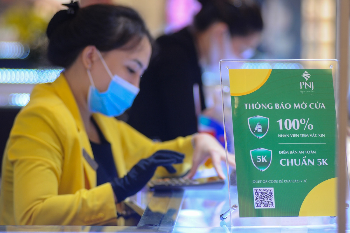 Ngoài ưu đãi, một số cửa hàng thêm thông báo 100% nhân viên đã tiêm vaccine Covid-19 và tiêu chuẩn 5k để khách hàng yên tâm mua sắm .