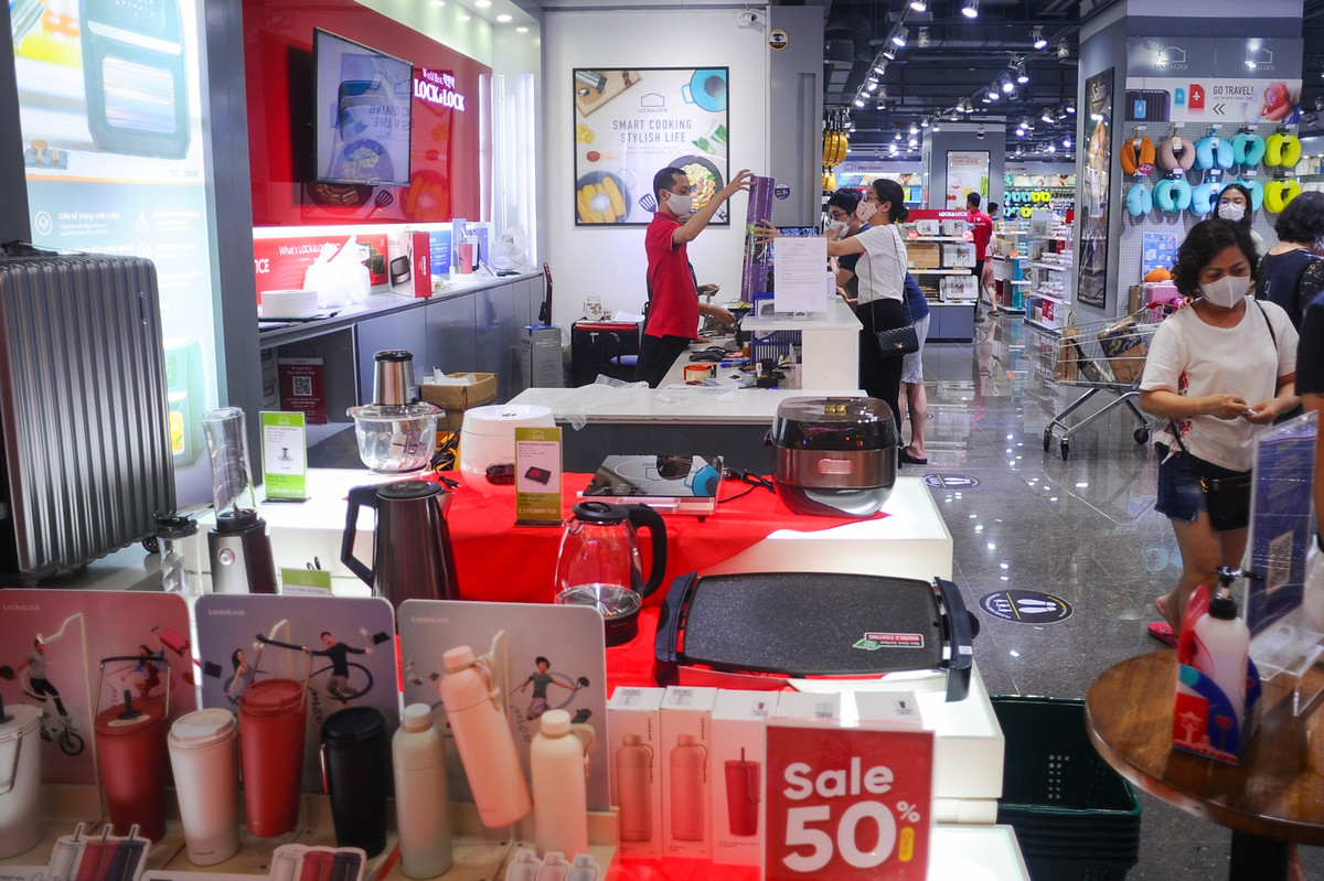 Một cửa hàng đồ gia dụng tại trung tâm thương mại Vincom Metropolis Liễu Giai (quận Ba Đình) đưa ra nhiều chương trình ưu đãi, một số sale tới 50% và thu hút khá nhiều khách hàng vào mua sắm.